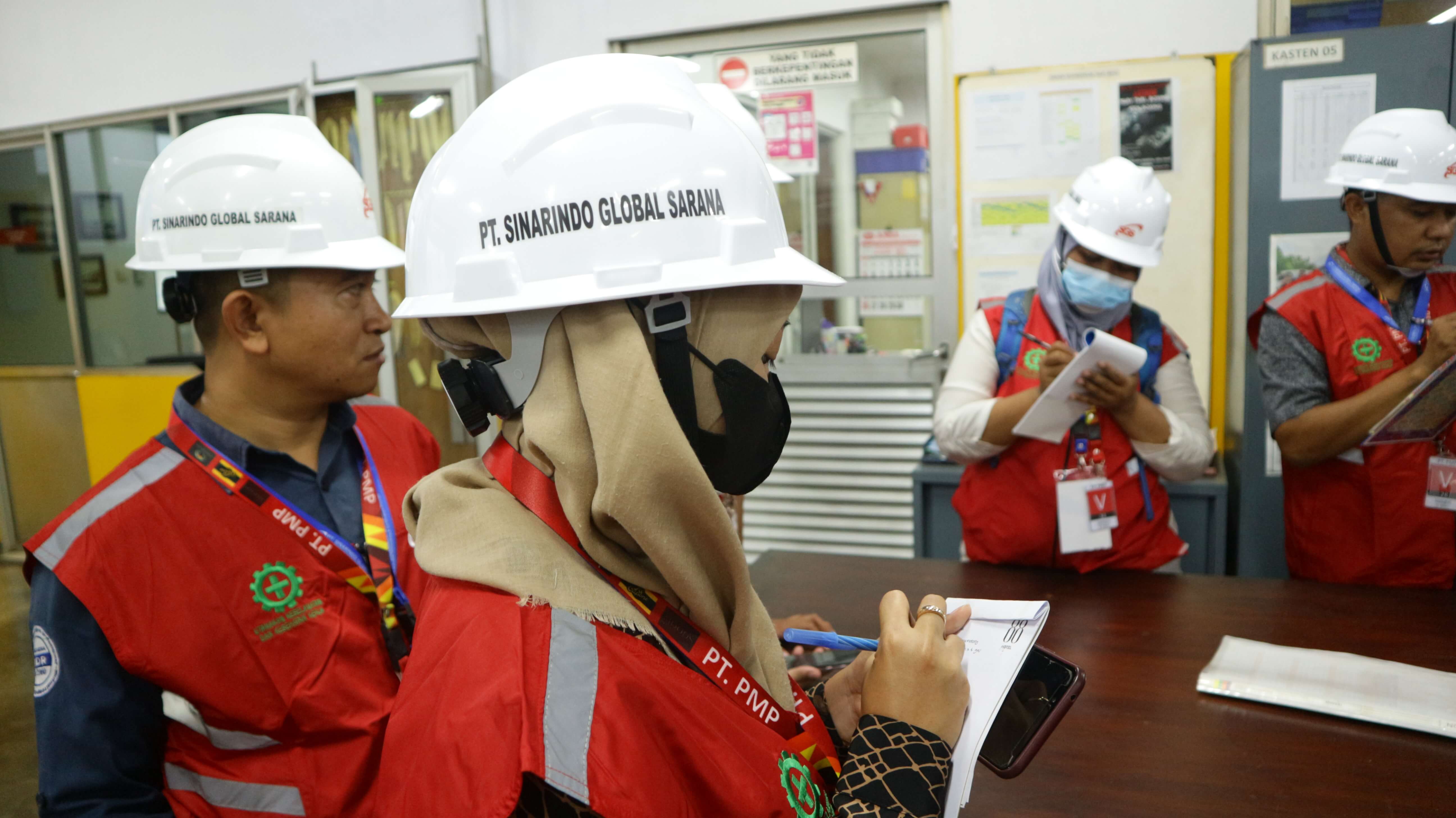 Peserta PKL Banyuwangi Mencatat Observasi K3